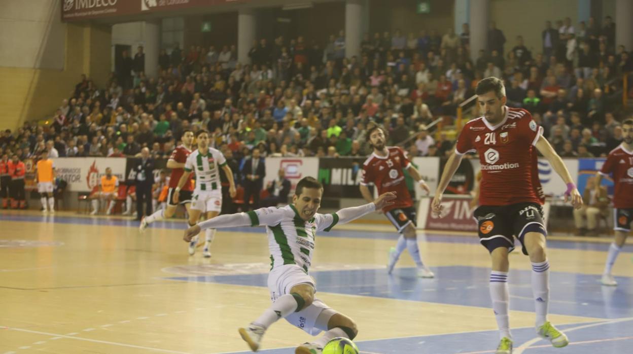 Javi Sánchez intenta un disparo a portería