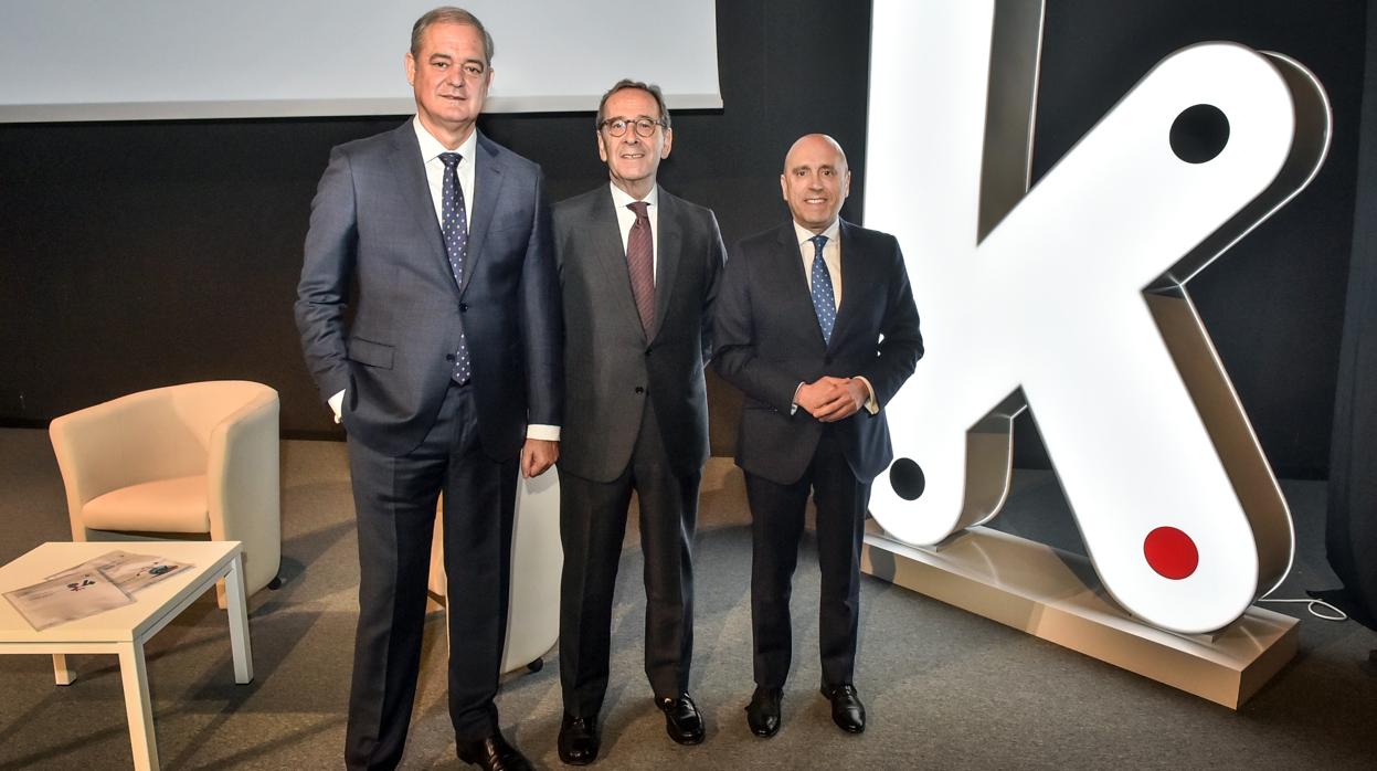 Directivos de Grupo Kutxabank, al que pertenece Cajasur, en la presentación de los resultados