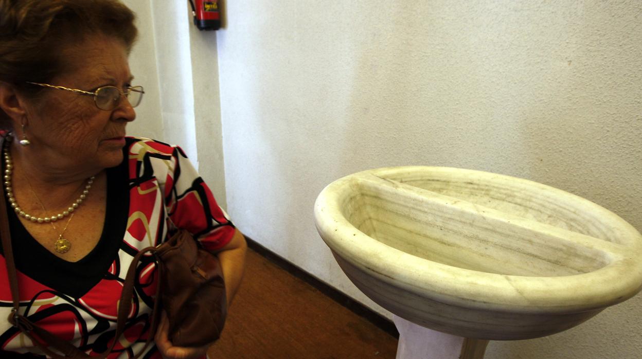 Pila de agua bendita en una parroquia