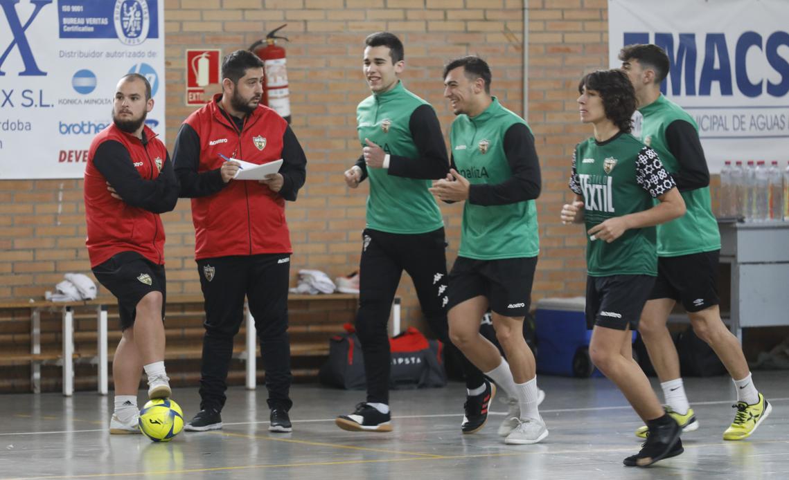 El nuevo entrenador del Córdoba Patrimonio, Josan González (con folios), este martes en el Guadalquivir