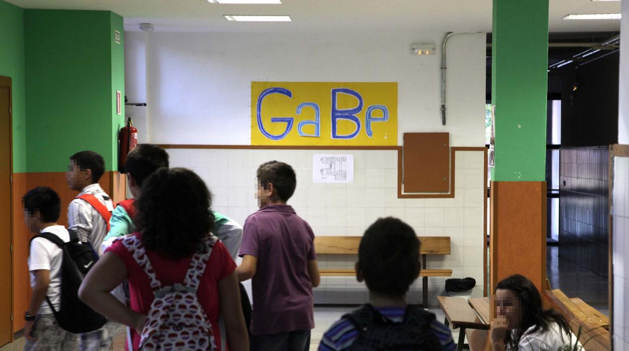 Alumnos de un centro escolar se dirigen a las aulas