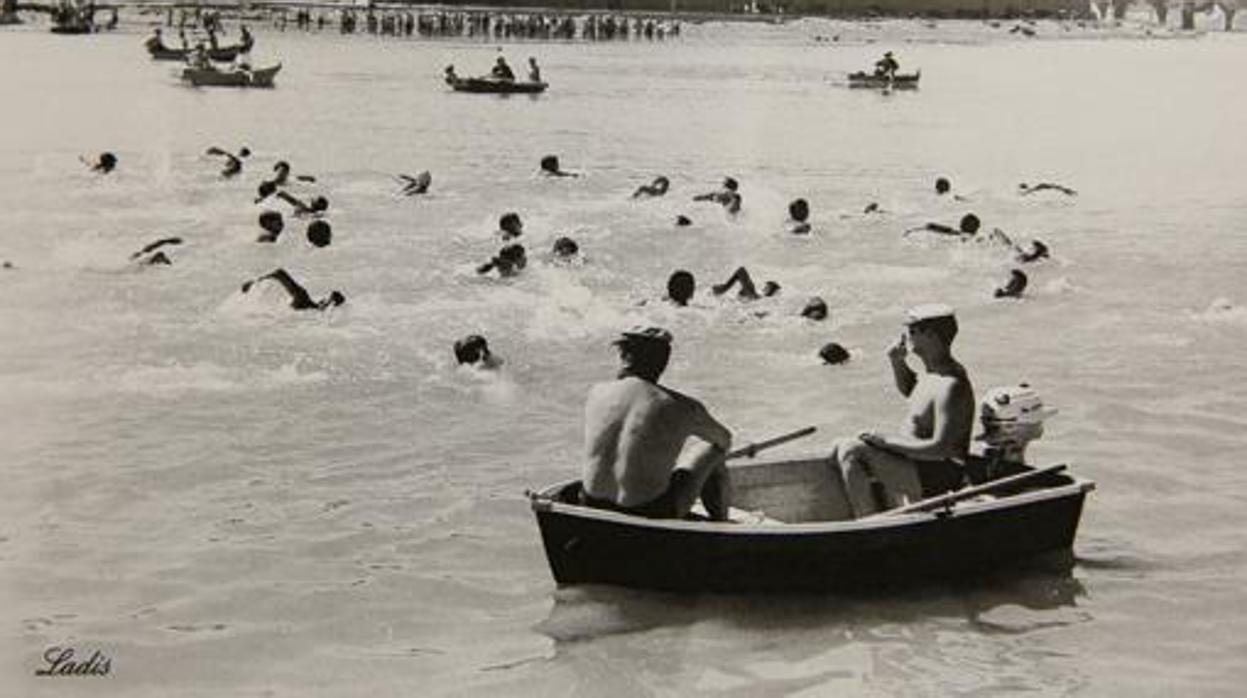 Bañistas en el Guadalquivir, en una imagen tomada por Ladis