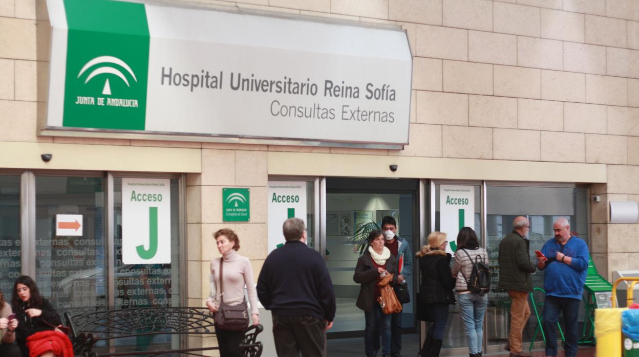 Una persona con mascarilla sale del edificio de Consultas Externas, este viernes