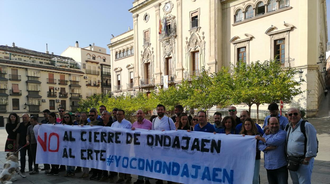 Trabajadores y dirigentes sindicales participan en una concentración ante el Ayuntamiento de Jaén