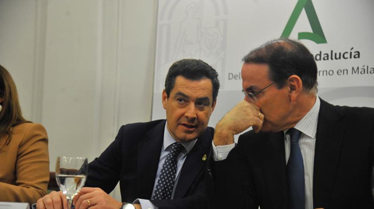 Juanma Moreno, junto a Javier González de Lara en Málaga