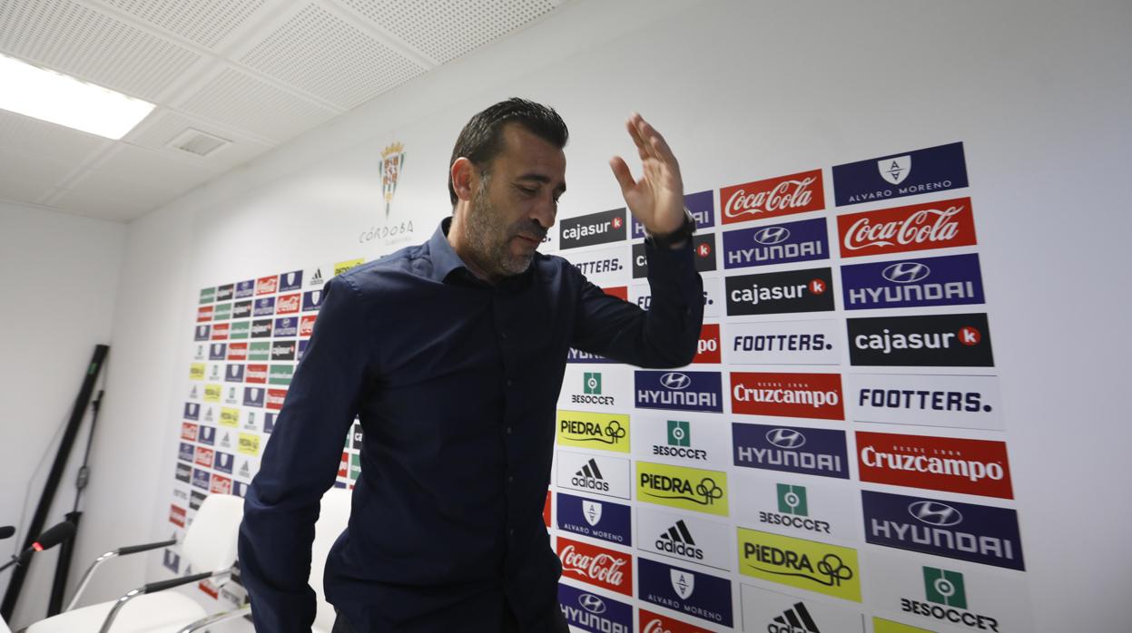 Raúl Agné se despide en la sala de prensa del Córdoba CF