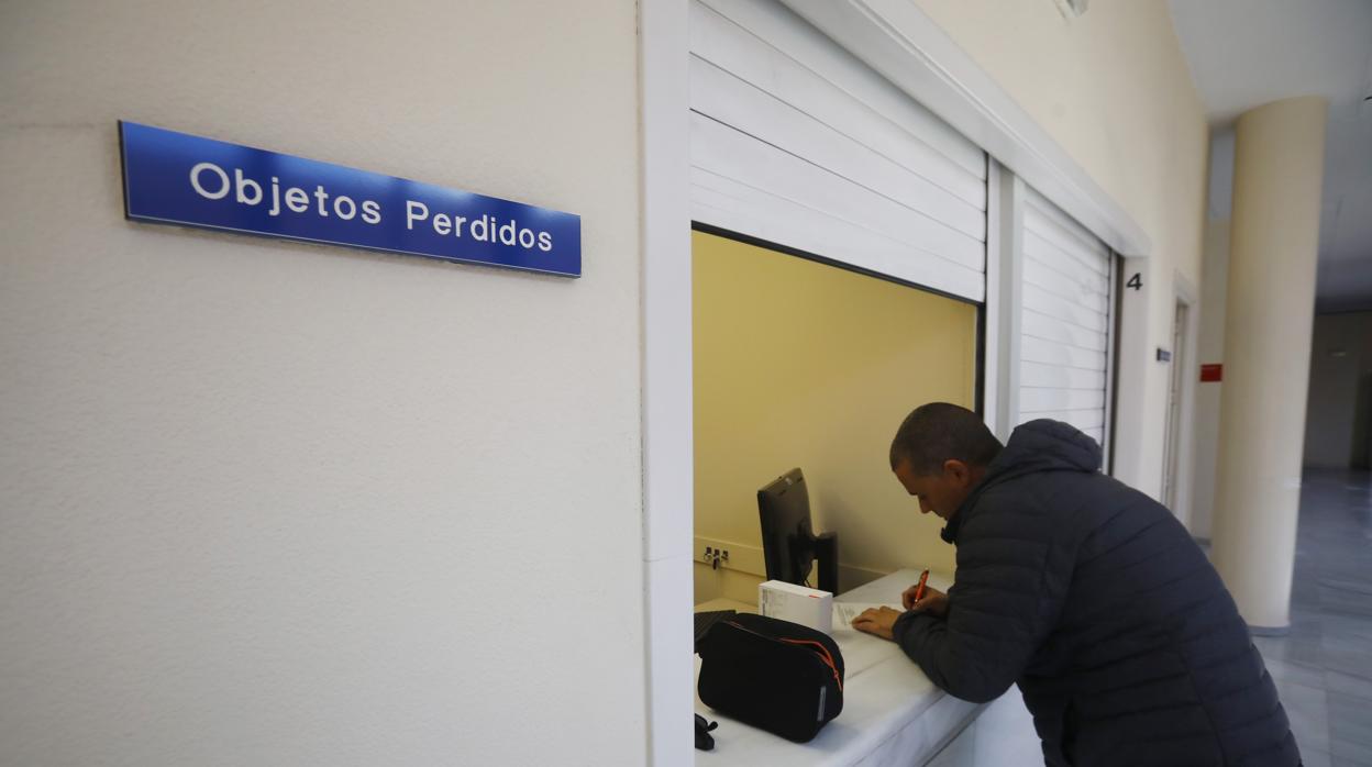 Oficina de Objetos Perdidos con una persona haciendo una petición