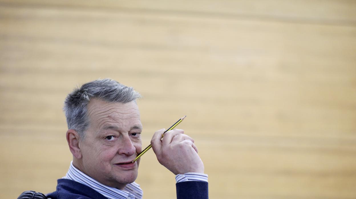 Vic posa con un lápiz en la mano