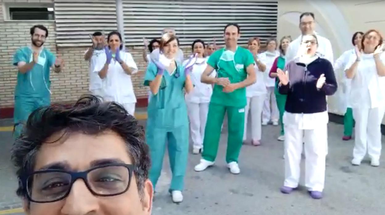 Los sanitarios aplaudiendo a los onubenses