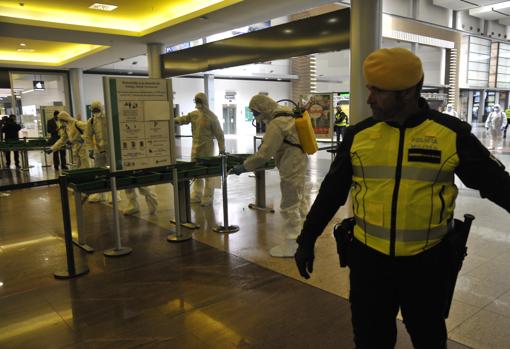 La Policía Militar de la UME controla que no se moleste en las tareas de desinfección