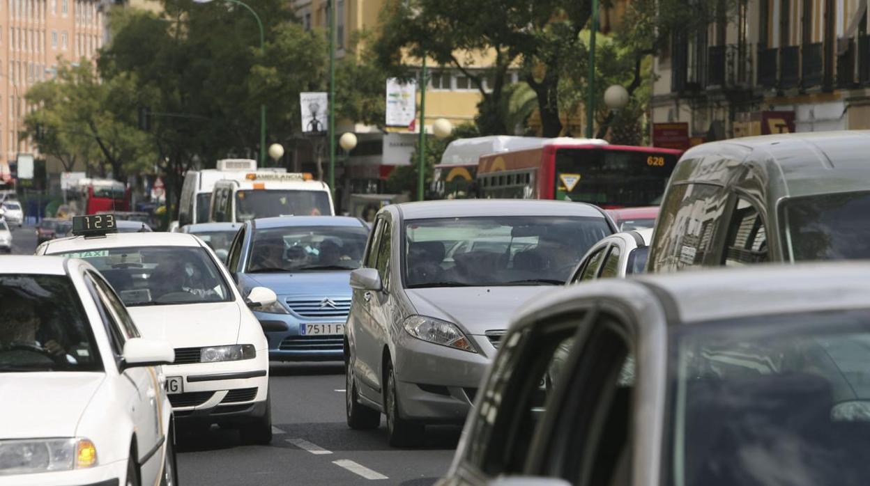 En Vídeo: La policía municipal de Sevilla controla la ocupación de vehículos particulares