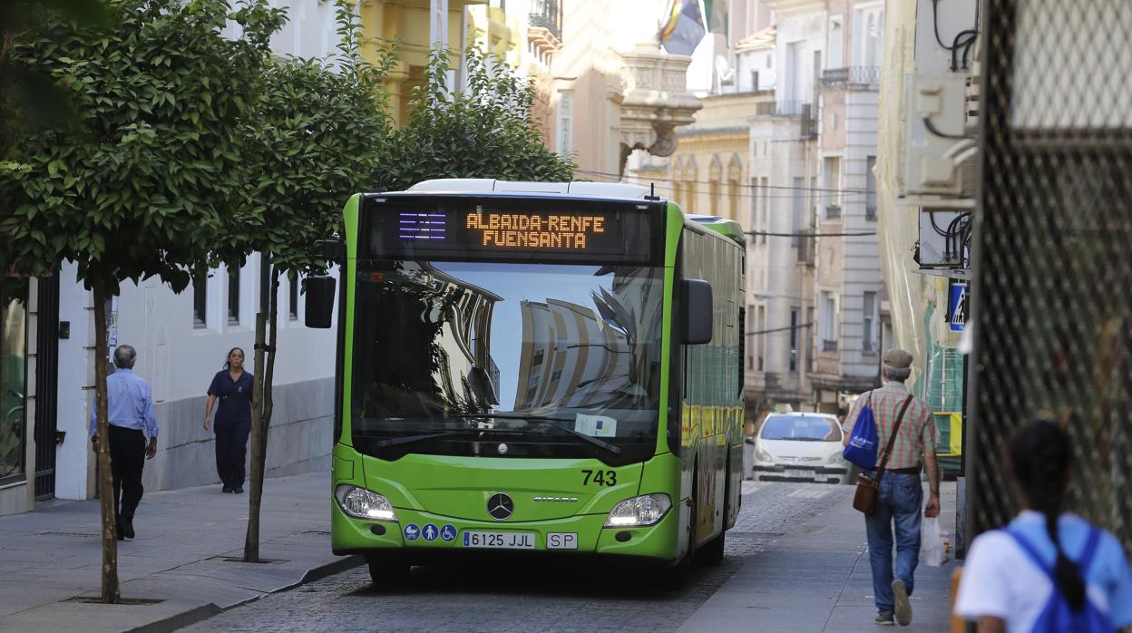 Un autobús de Aucorsa de la línea 3, durante su recorrido por Alfonso XIII