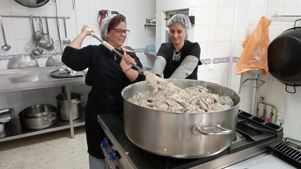 El Ayuntamiento de Algeciras garantiza la entrega de menús diarios para personas sin hogar