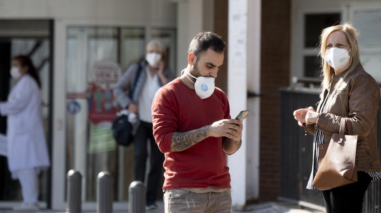 Sanitarios y ciudadanos a las puertas de un hospital