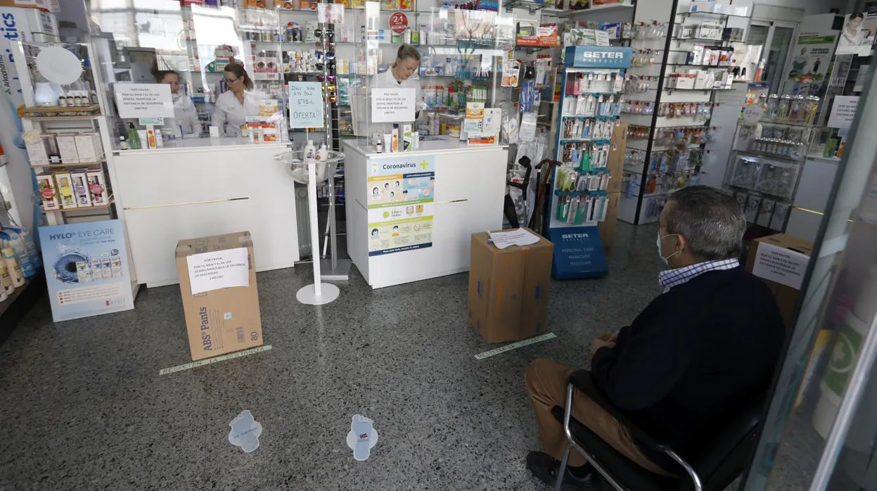 Atención en una farmacia de Córdoba con la necesaria distancia