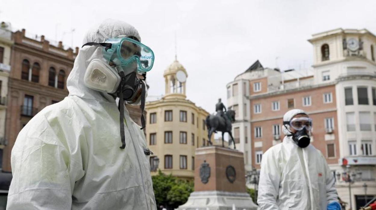 Desinfección en la plaza de las Tendillas en el días de ayer