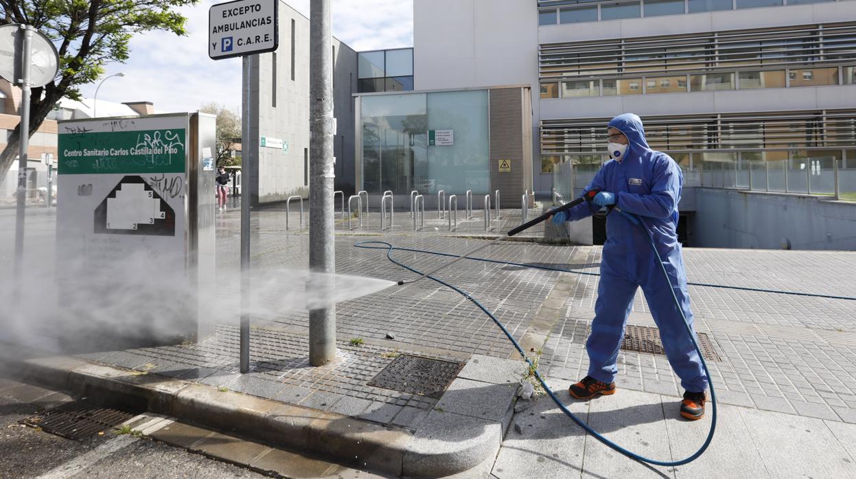 Un trabajador de Sadeco realiza tareas de desinfección en Córdoba