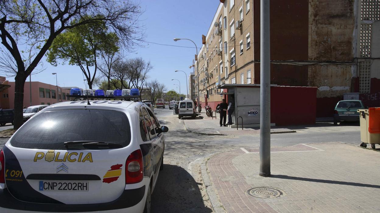 Un vehículo de la Policía Nacional en una de las calles del Torrejón