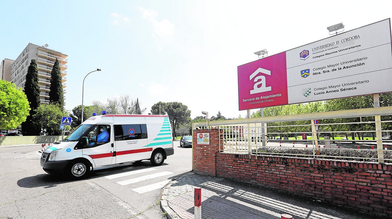 Una ambulancia sale del recinto de los Colegios Mayores de Córdoba
