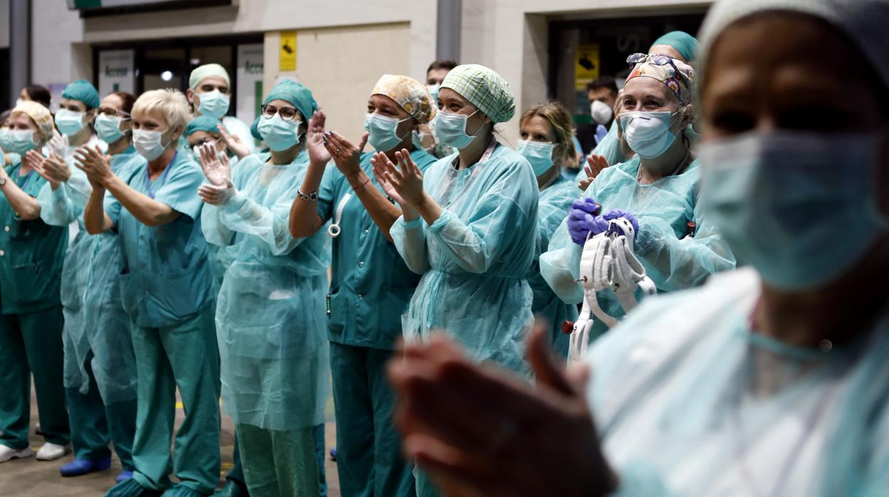 Aplauso del personal sanitario en el hospital Reina Sofía