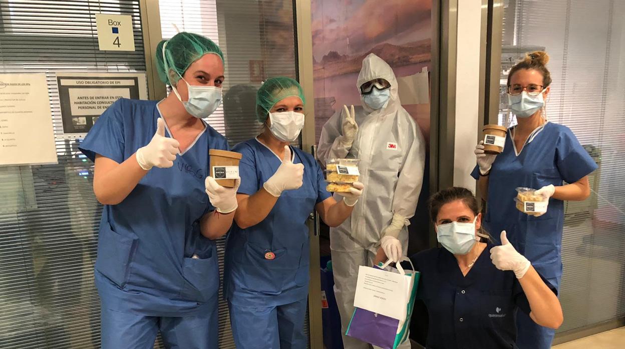 Personal sanitario del Hospital Quirón con raciones de ensaladilla