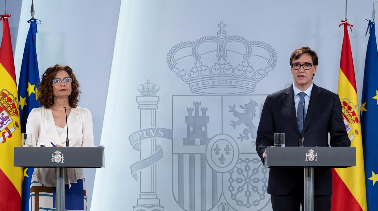 La ministra de Hacienda, María Jesús Montero, y el ministro de Sanidad, Salvador Illa