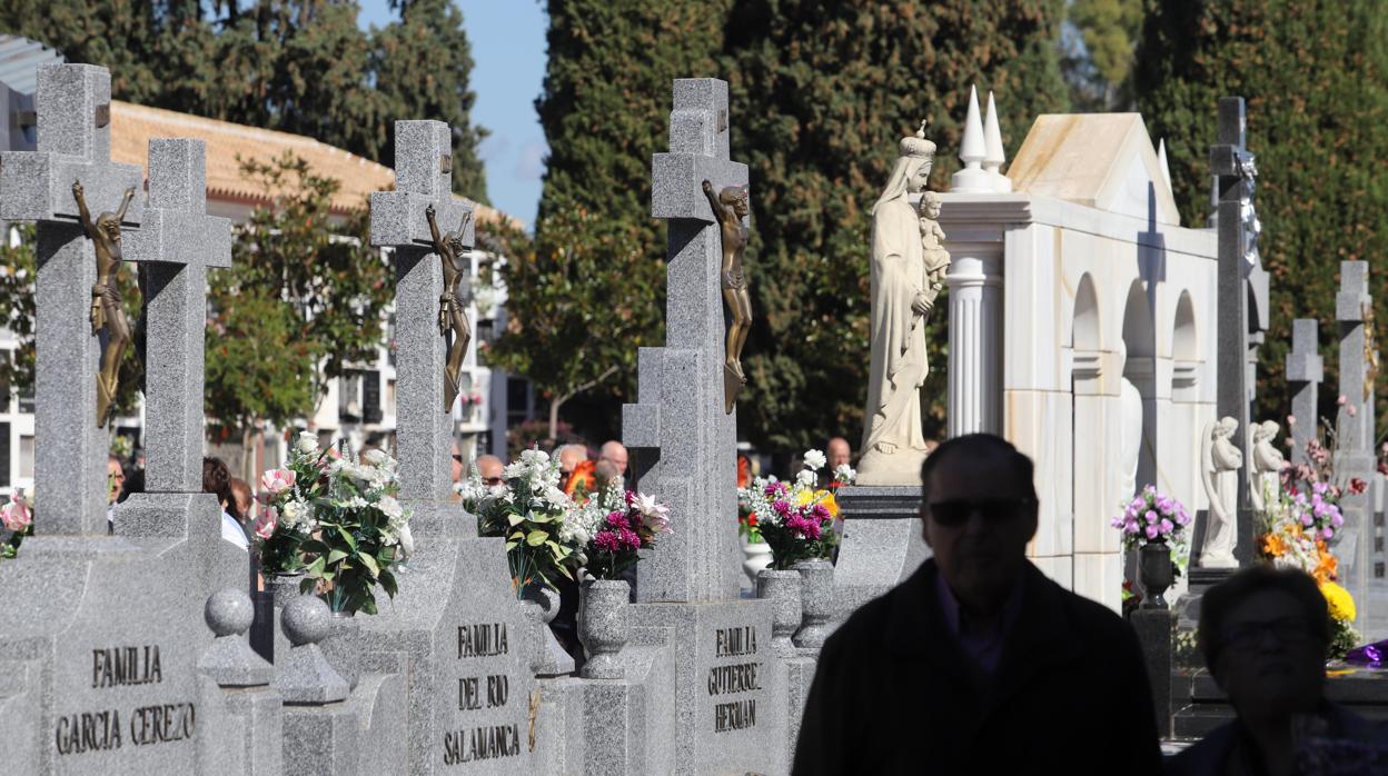 Una pareja en el Cementerio de San Rafael