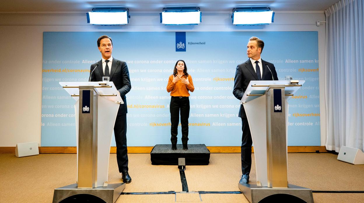 El primer ministro de Holanda, Mark Rutte (a la izquierda), durante una rueda de prensa sobre el coronavirus