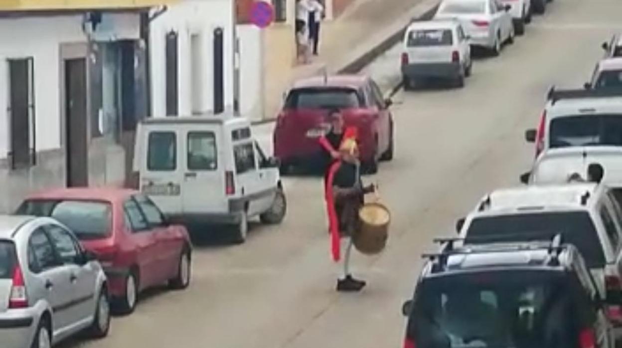 Imagen de los tres individuos este viernes, en plena calle