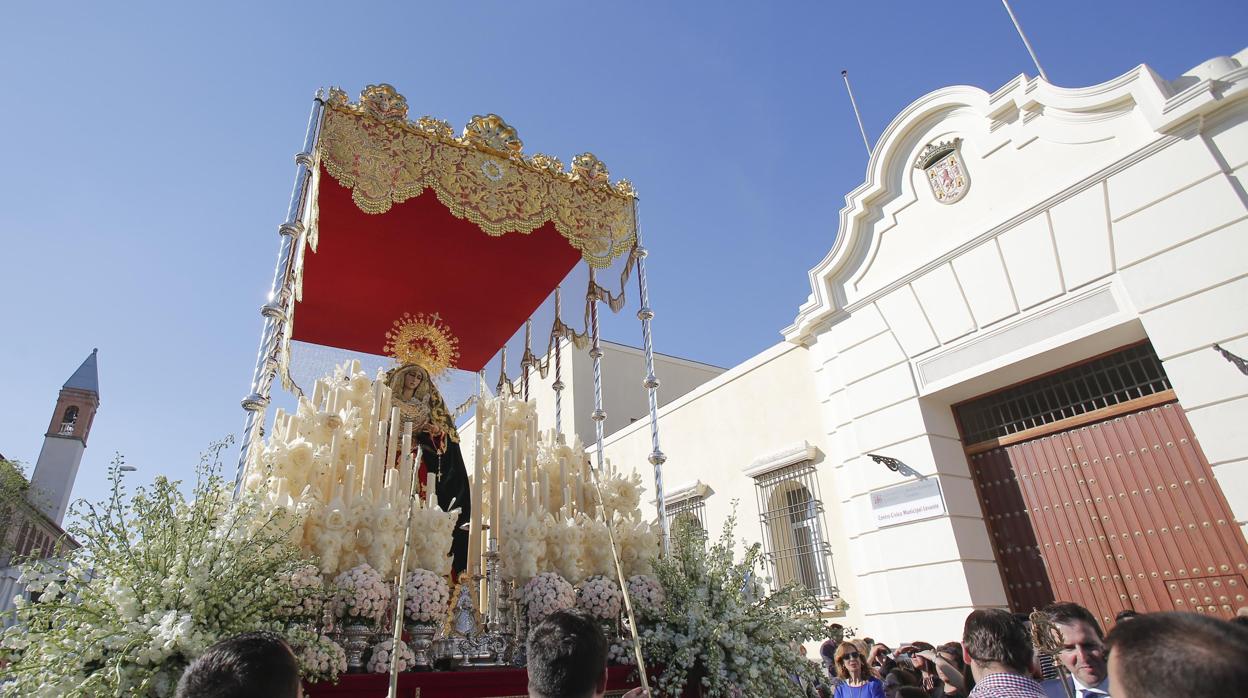 María Santísima de la O, ante el centro cívico de Levante, el Sábado de Pasión de 2019