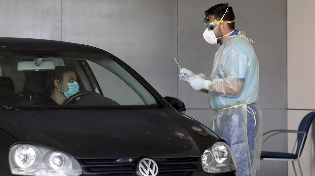 Un sanitario extrae muestras para un test rápido en Cordoba