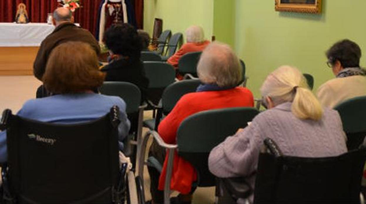 Mayores en un centro geriátrico en una imagen de archivo