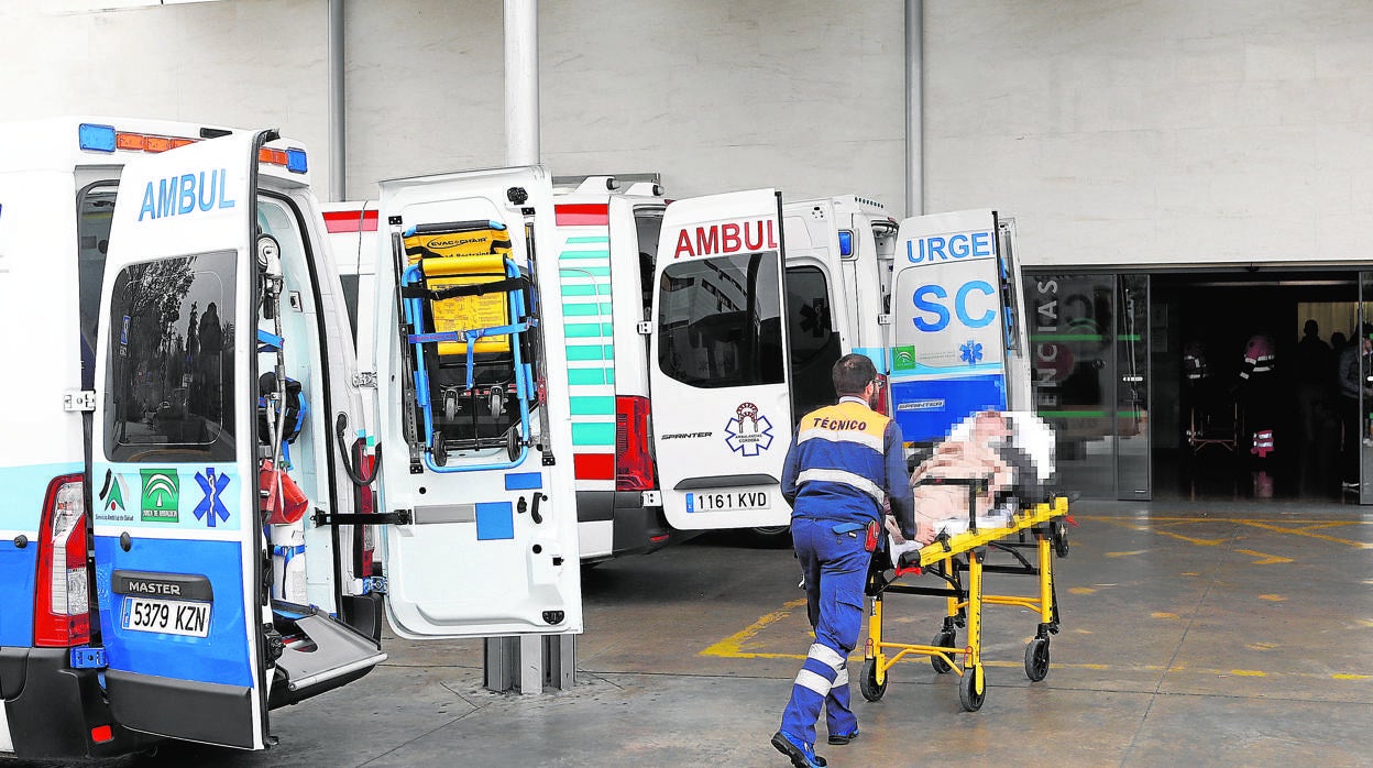 Entrada de un paciente por las Urgencias del Reina Sofía