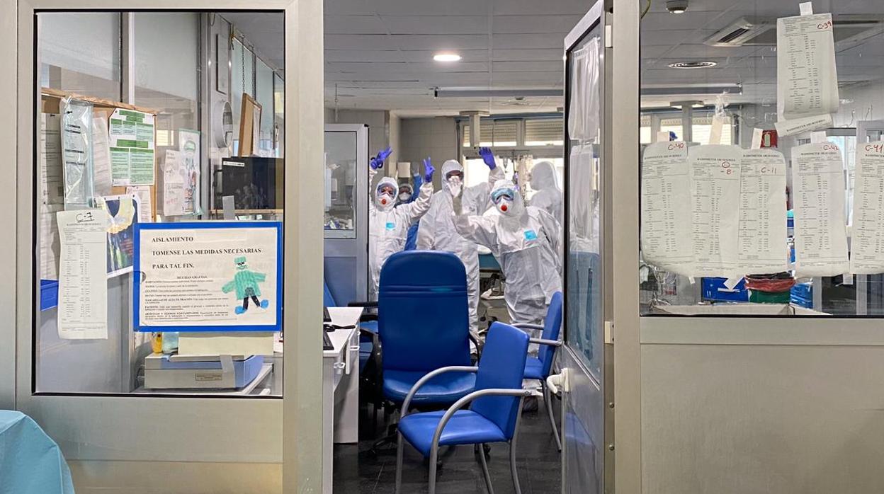 Médicos levantan las manos en señal de victoria en la UCI del Hospital Regional