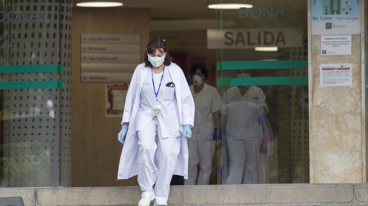 Una profesional sanitaria saliendo del hospital Virgen Macarena de Sevilla
