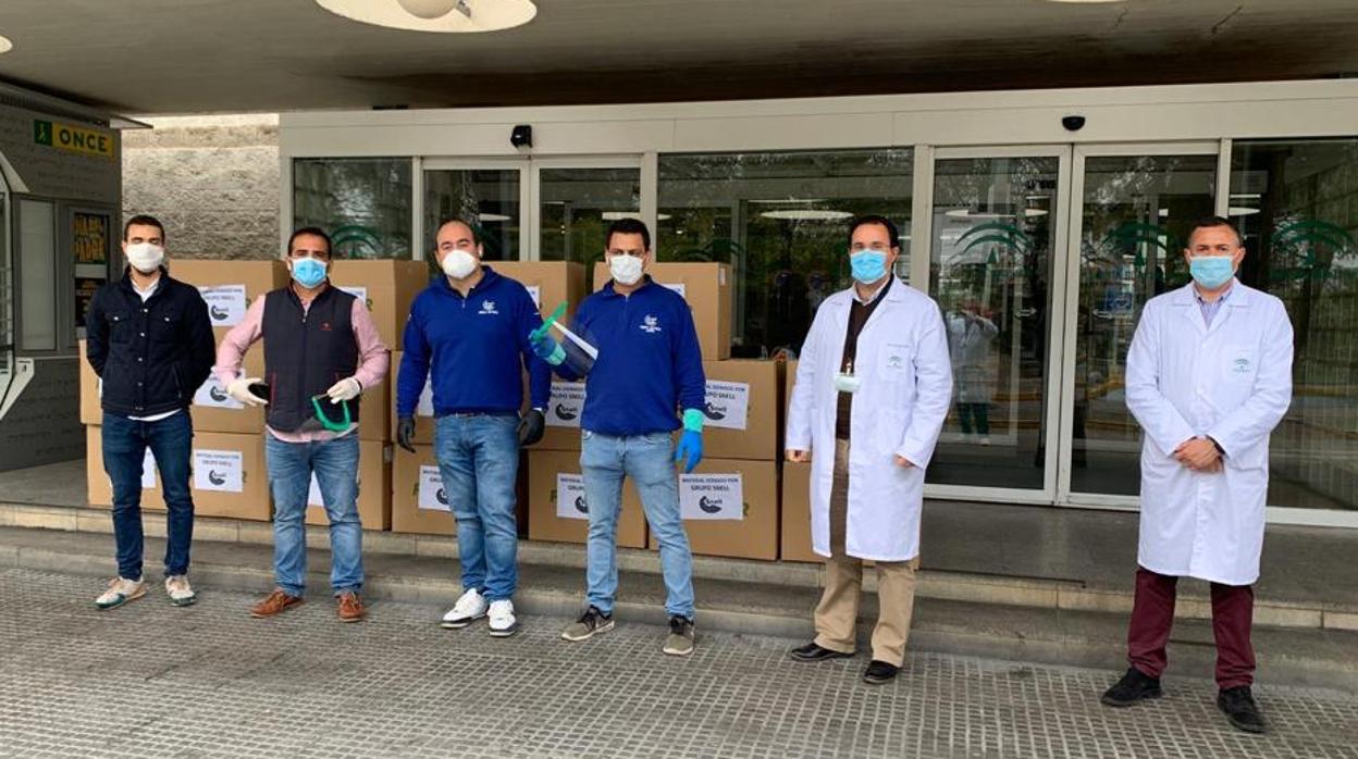 Representantes de la empresa entregan máscaras a responsables del Hospital Juan Ramón Jiménez