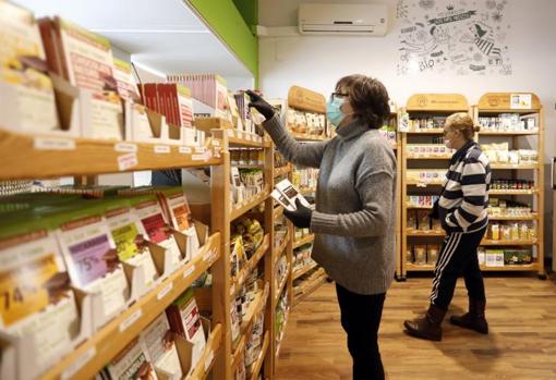 Manuel, el Martes Santo en su tienda de comercio justo