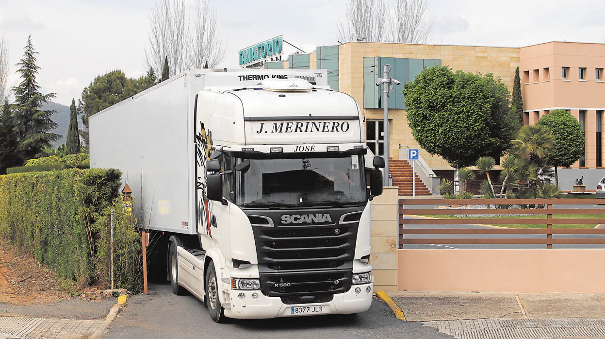 Camión llegado ayer de Madrid al tanatorio de las Quemadas con fallecidos para su incineración
