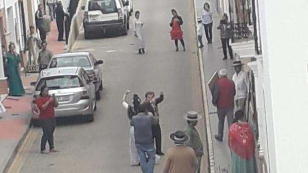 Vecinos de un pueblo de Huelva se saltan el confinamiento y se echan a la calle por una romería