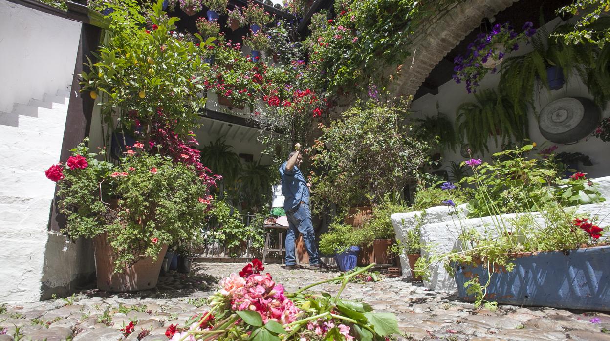 Un vecino de la calle San Basilio en su casa-patio