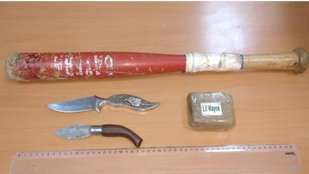 Un hombre hace señas a agentes de Policía Nacional para evitar que tres jóvenes le roben droga en Linares