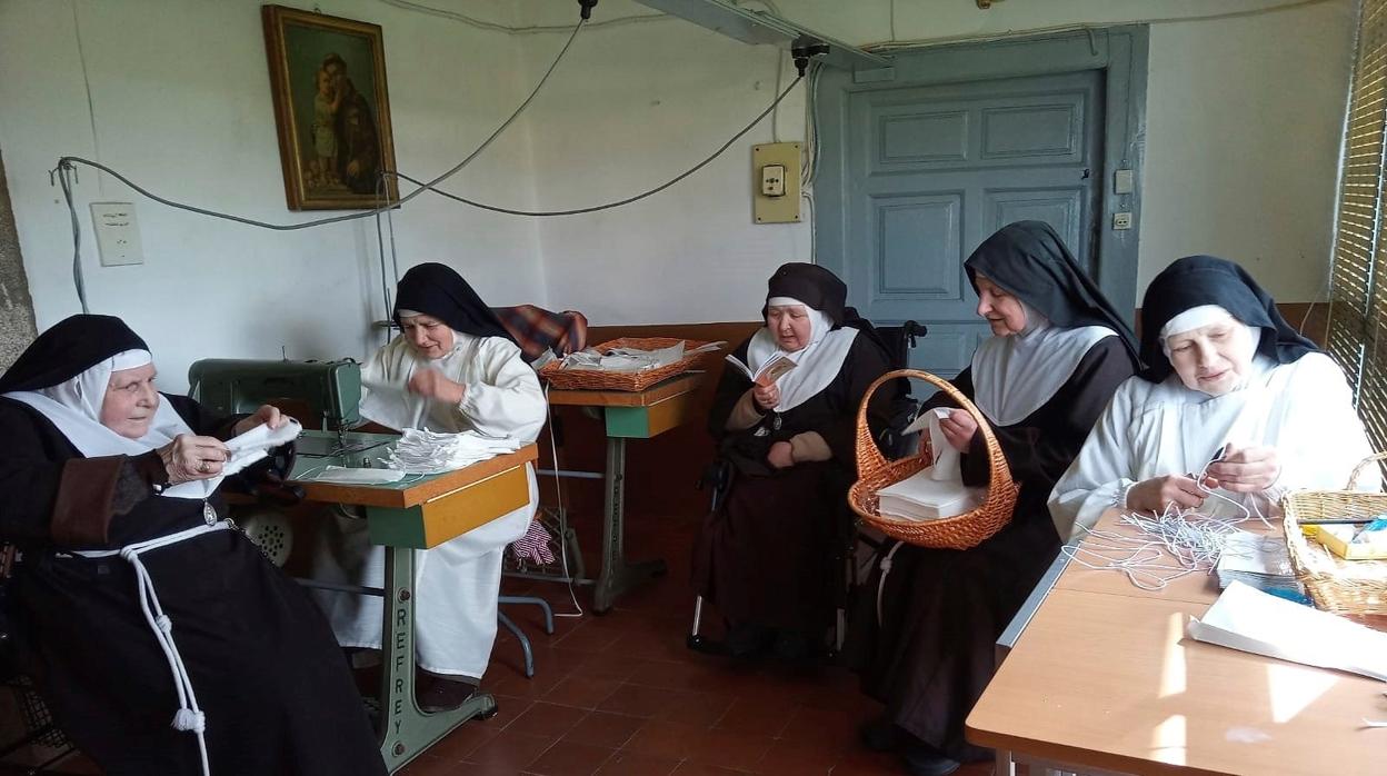 Una comunidad de monjas trabaja en la confección de mascarillas