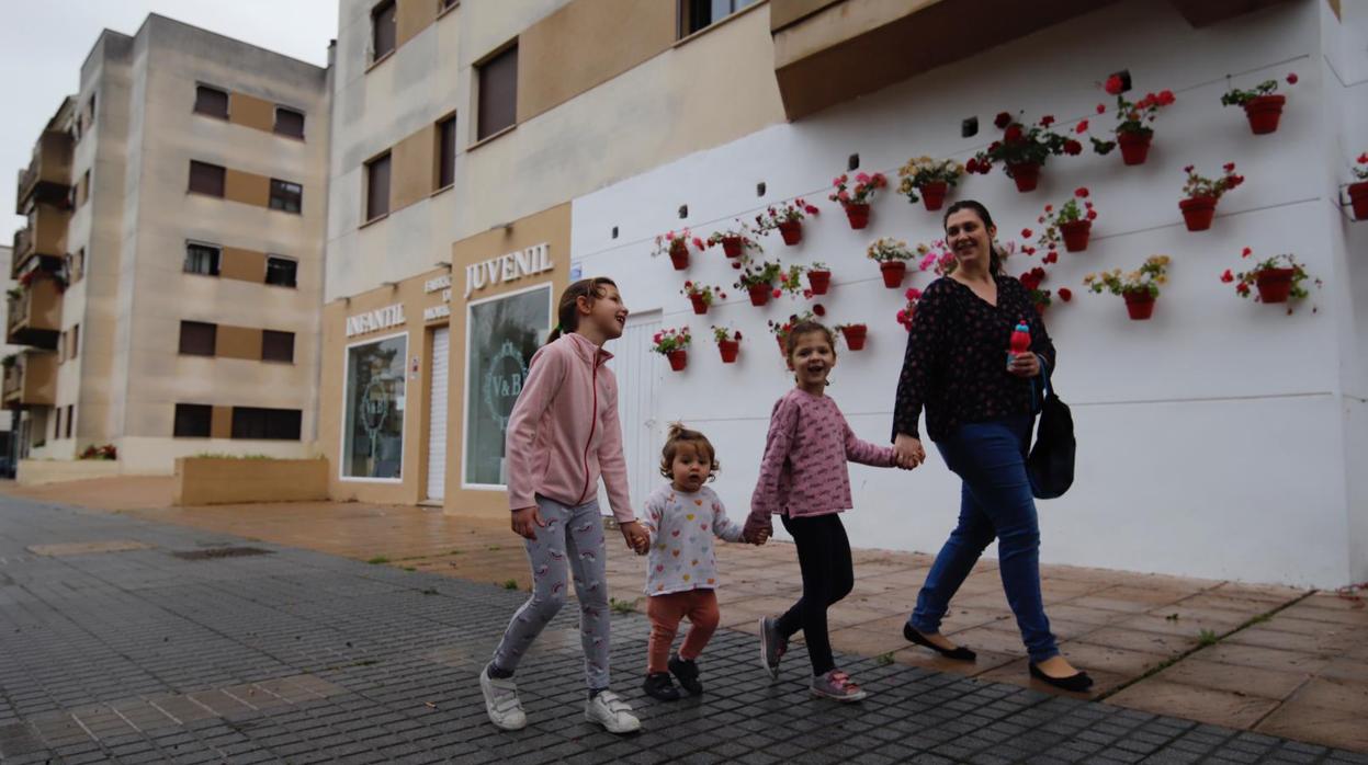 Una madre pasea con sus tres hijas en Arroyo del Moro hoy, tras permitirse que dejen el confinamiento