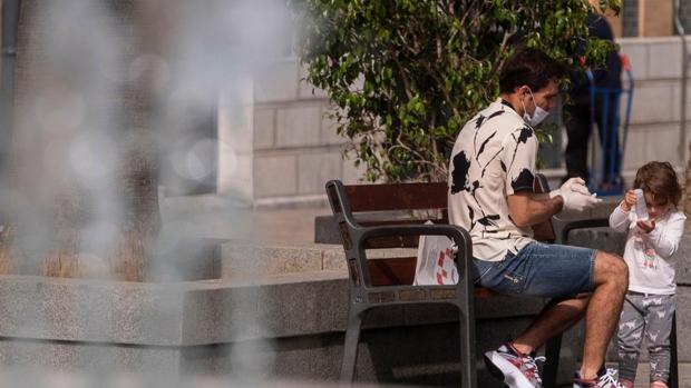 La Junta de Andalucía defiende que su plan de desescalada es «mejor», pero «acata» el del Estado