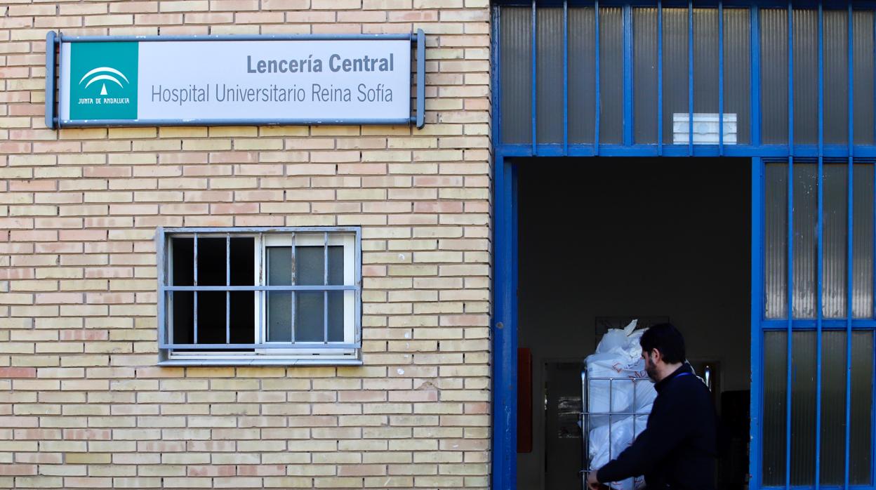 Un empleado del servicio de Lencería