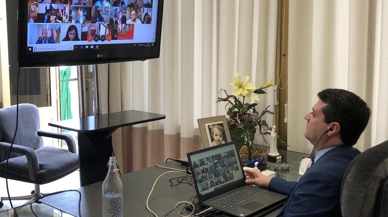 El alcalde, en una reunión