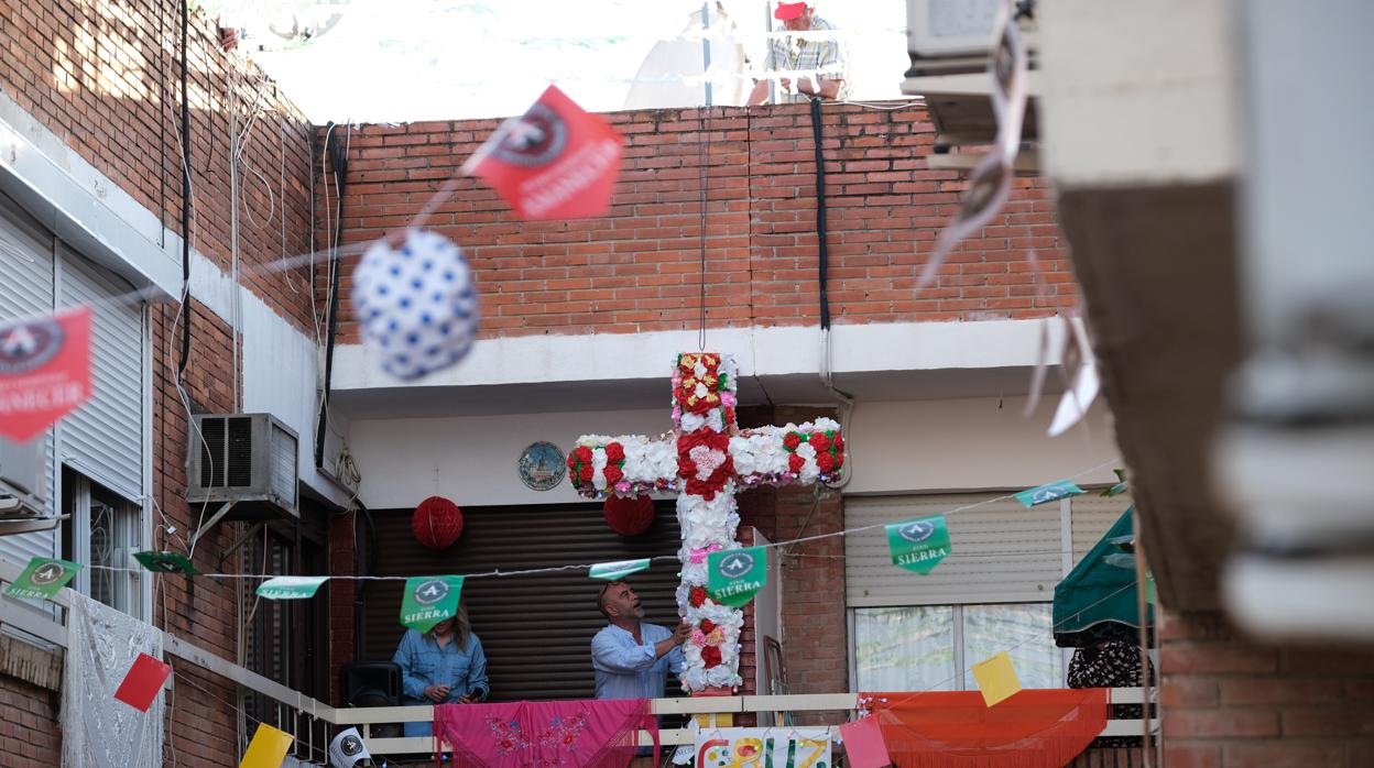Un vecino de La Viñuela engalana su balcón con una cruz, mantones y farolillos este jueves