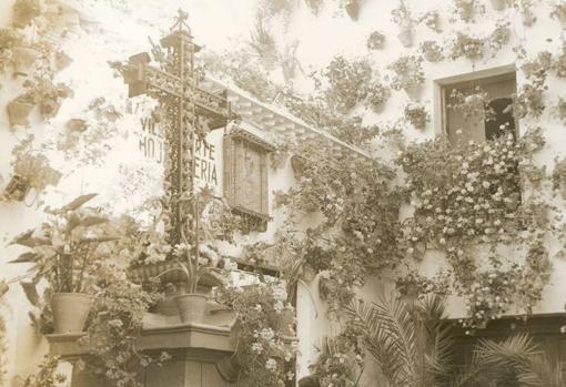 Cruz de la calle Amparo en 1960, recreando la Cruz del Rastro
