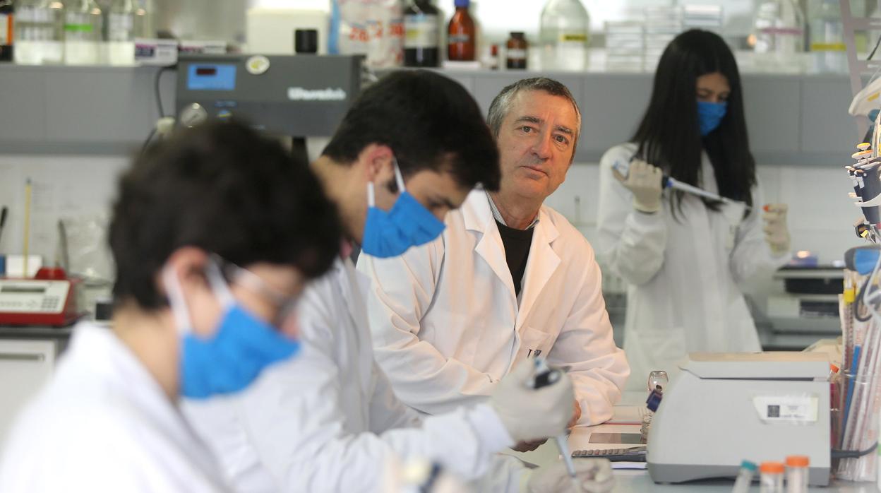 José Martínez Costas, investigador del Ciqus de la Universidad de Santiago con su equipo trabajando en una vacuna contra la Covid-19