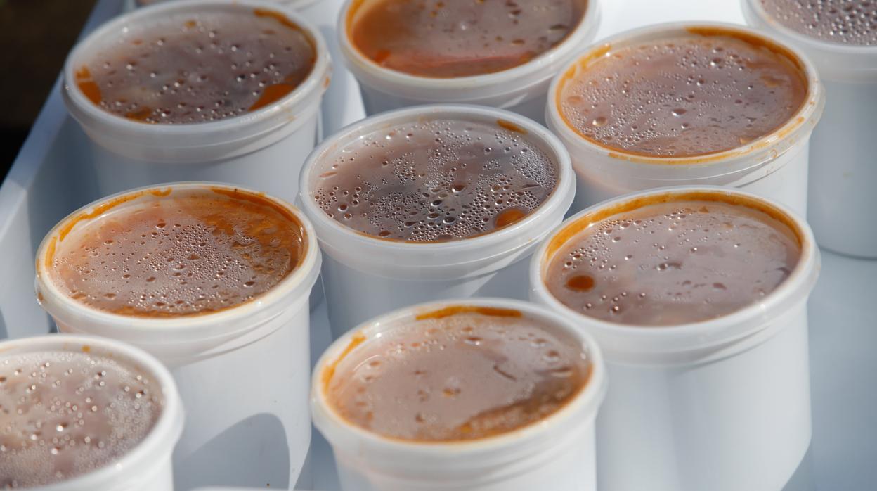 Caracoles preparados para llevar en un puesto de Córdoba